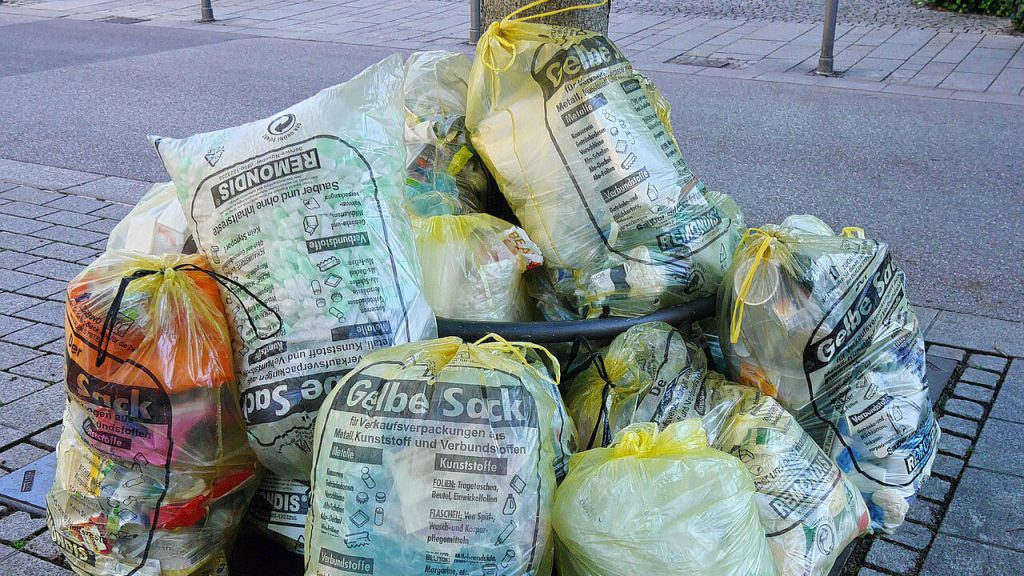 Gelbe Säcke an Straßenrand - Plastikrecycling