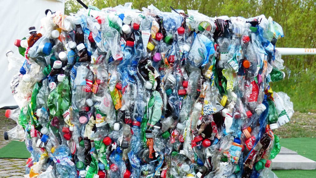 Plastikflaschen, gebündelt fürs Plastikrecycling