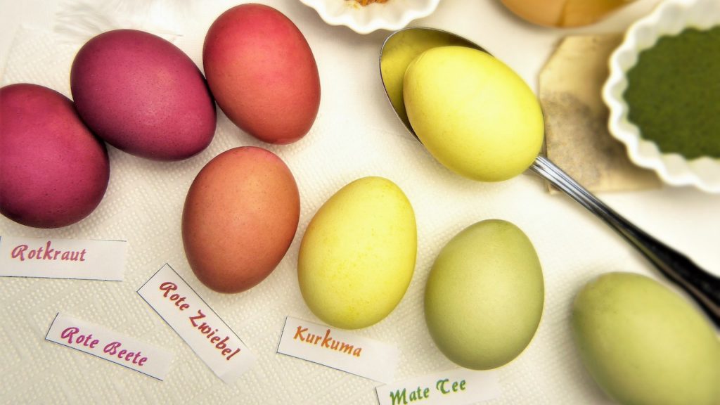 nachhaltig Ostern feiern - Eier färben