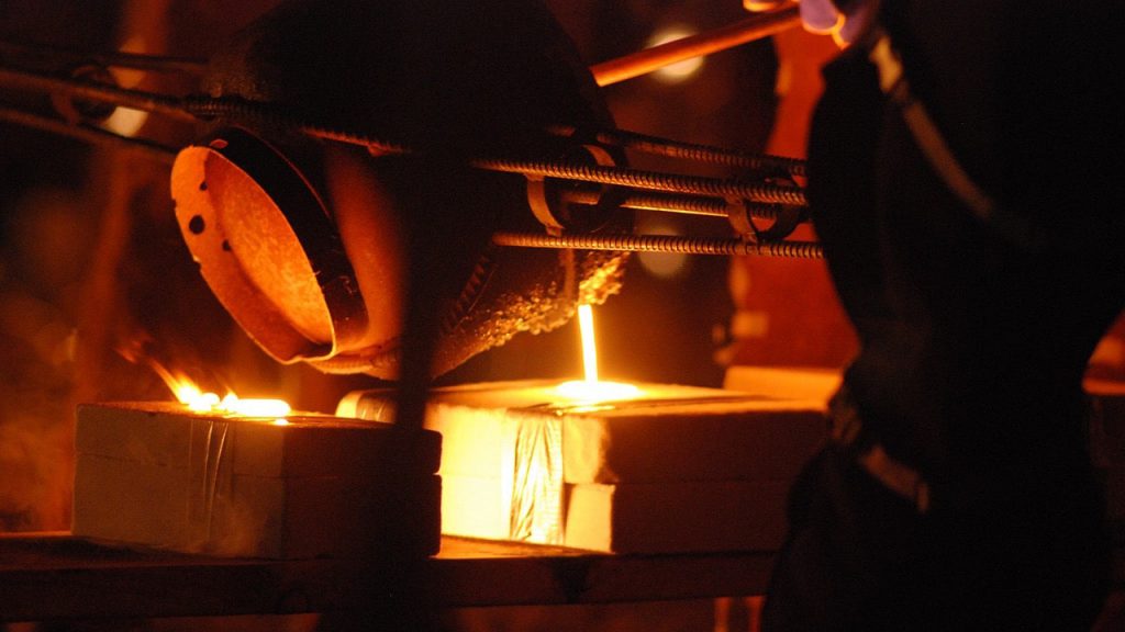 Metallverarbeitung Rohstoffverarbeitung geschmolzenes Eisen